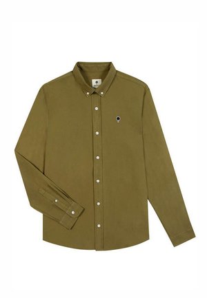 Chemise à manches longues vert olive avec col boutonné et petit logo d'arbre noir sur la poitrine gauche.