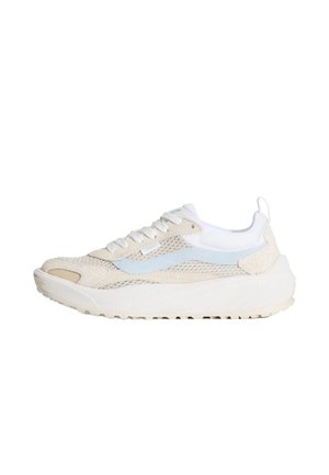 Zapatilla de color beige y azul claro con material de malla y ante. Cuenta con una suela gruesa blanca, cordones y una parte superior texturizada con un diseño elegante.