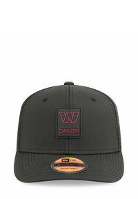Schwarze verstellbare Mütze mit strukturiertem Design, auf der Vorderseite mit einem erhabenen Gummilogoemblem in Rot und Schwarz sowie einem flachen Schirm.