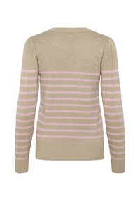 Beige tröja med ljusrosa horisontella ränder, med rund hals och ribbad mudd. Materialet verkar mjukt med en slät yta.