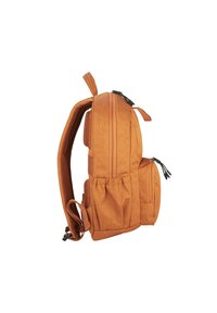 Zaino in tessuto arancione con una forma strutturata, doppie cerniere, tasche anteriori, spallacci imbottiti e dettagli in rete per la traspirabilità.