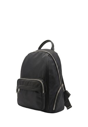 Zaino nero con maniglia superiore, tasca frontale con cerniera, zip laterale e spallacci regolabili su sfondo bianco.