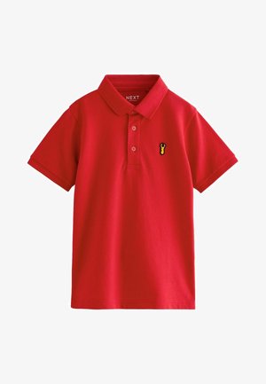 Röd pikétröja i bomull med krage, tre knappar och en gul hummer broderad på vänster bröst. Korta ärmar, enkel design.