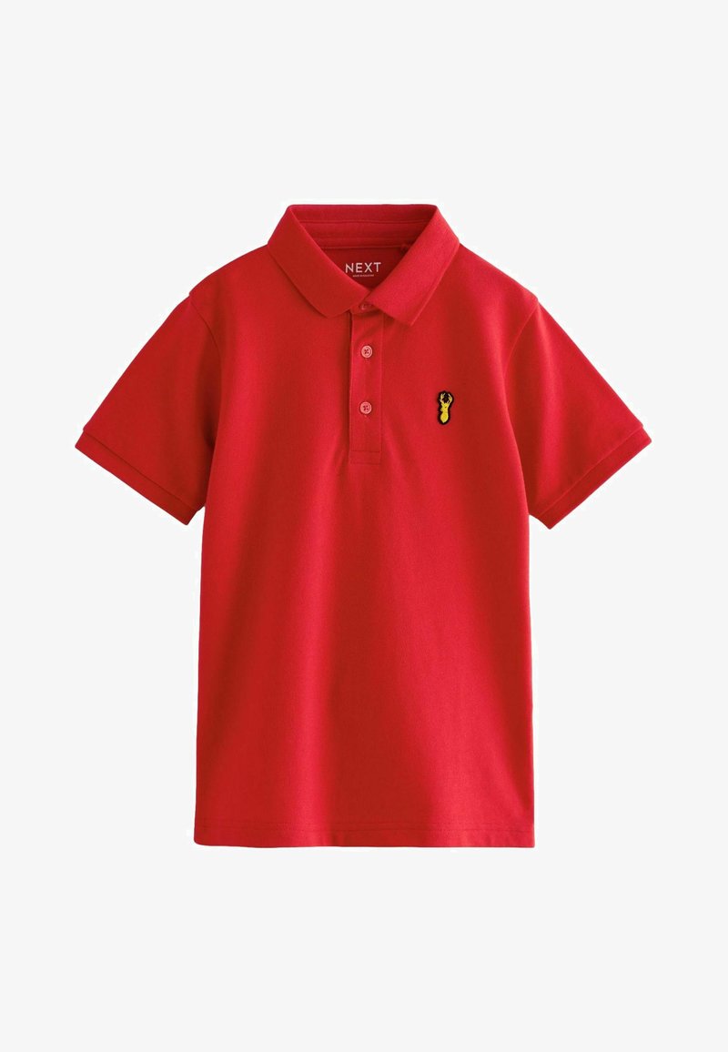 Polo shirt rouge en coton avec un col, trois boutons et un homard jaune brodé sur la poitrine gauche. Manches courtes, design sobre.