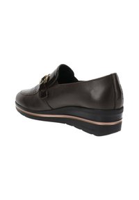 Scarpa slip-on in pelle marrone con punta arrotondata, sottili dettagli cuciti, tacco basso e una fibbia metallica decorativa sulla parte anteriore.