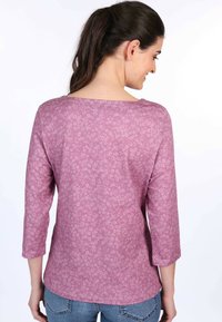 Rosa blumenmusteriges Oberteil mit drei Viertelärmeln, das über einen weiten Ausschnitt und einen weichen, strukturierten Stoff verfügt. Rückansicht dargestellt.