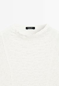 Witte textuur top met een ronde halslijn, met subtiele kreukdetails. Het label zegt "Massimo Dutti." Gemaakt in China.