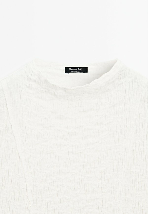 WITH GATHERED DETAIL - Basic T-shirt2