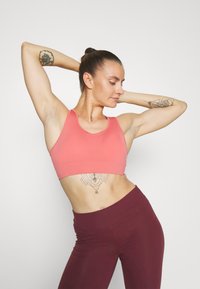 ONLY Play ONPDAISY-2 SEAM BRA  - Brassières de sport à maintien normal - mineral red