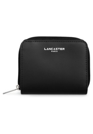 Portafoglio nero con zipper realizzato in materiale morbido. Presenta un logo di marca in argento "LANCASTER PARIS" sul davanti e un tirante metallico per la zipper.