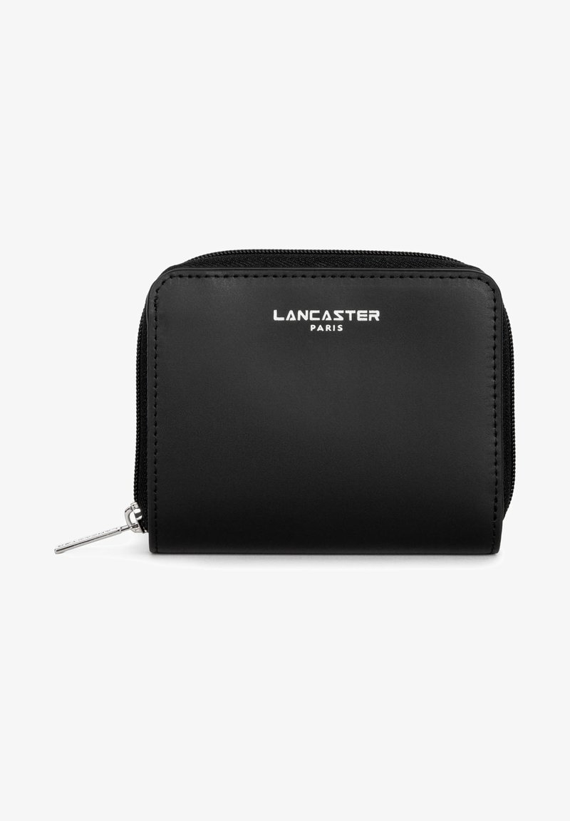 Portafoglio nero con zipper realizzato in materiale morbido. Presenta un logo di marca in argento "LANCASTER PARIS" sul davanti e un tirante metallico per la zipper.