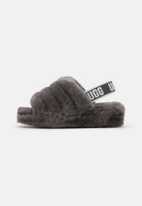 Grå tofs slippers med en mjuk, plyschig textur, som har ett brett band och en märkes-elastisk rem. Rundad form med öppen tådesign.
