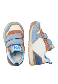 Sneaker blu e bianchi con dettagli in suede marrone. Presenta doppie strisce in Velcro, una suola in gomma testurizzata e un robusto inserto sul tallone.