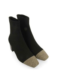 Botas negras hasta el tobillo con parte superior de punto y punteras cuadradas con tapas metálicas doradas. Los tacones de bloque ofrecen estabilidad y soporte.