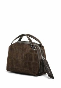 Sac à main en suède marron avec une fermeture éclair, un haut arrondi, de courtes poignées, un motif en relief et des accents cousus. Comprend une étiquette amovible.