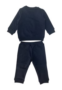 Set di loungewear a due pezzi in blu navy realizzato in tessuto morbido. Caratterizzato da una felpa a girocollo e pantaloni con elastiche in vita, entrambi con polsini a costine.