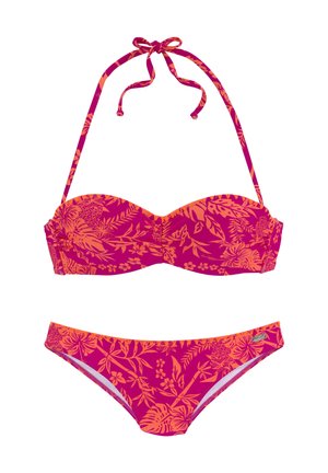 Bikini-Set in leuchtendem Pink mit orangefarbenem Blumenmuster. Das Oberteil hat eine Halterneck-Bindung und gepolsterte Cups; der Slip ist niedrig geschnitten.