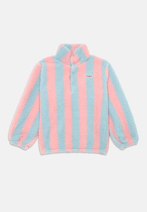 Pullover felpudo com gola em riscas alternadas de azul claro e rosa. Apresenta uma pala de botões e texto bordado no peito.