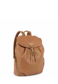 Zaino in pelle marrone con parte superiore arrotondata, chiusura a coulisse e dettagli in metallo dorato. Presenta tasche con zip sui lati per ulteriore spazio di stoccaggio.