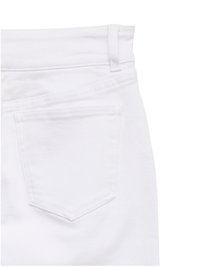 Zadnji pogled na bele denim jeans hlače, ki prikazujejo zadnji žep, pas z zanko za pas, in vidne šive.