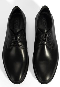 Schwarze Leder-Dressschuhe mit glatter Oberfläche, runder Zehenpartie und klassischem Schnürdesign mit sechs Ösen.