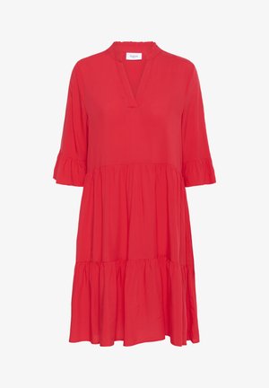 Rochie roșie, fluidă, cu o croială lejeră, mâneci volan cu un tiv în mai multe straturi. Prezintă un guler tip mock și un material ușor.