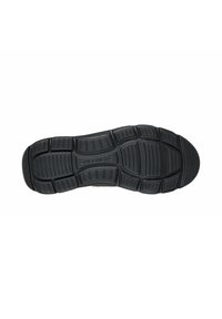 Suela de zapato de goma negra con un patrón de textura en la suela, que presenta ranuras flexibles para movilidad y secciones elevadas para tracción. Nombre de la marca "SKECHERS" grabado.