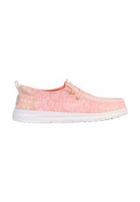 Scarpa di tela rosa chiaro con finitura testurizzata, suola in gomma bianca e design con lacci. Presenta cuciture decorative e dettagli con motivo sul tallone.