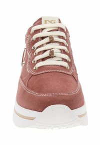 Baskets en daim rose avec surpiqûres blanches, lacets blancs ornés de deux perles décoratives dorées, et une semelle blanche avec une bande beige.