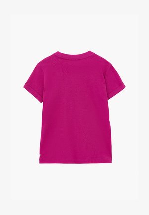 Felroze T-shirt met korte mouwen en opgerolde manchetten, ronde halslijn, gezien van achteren tegen een effen witte achtergrond.