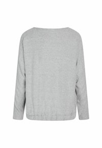 Šedý svetr s dlouhým rukávem a širokým výstřihem, vyrobený z měkké látky a s elastickým lemem. Má jednoduchý, nezdobený design.