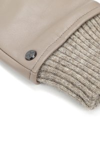 Rękawica z mieszanki skóry i wełny z beżowym skórzanym mankietem i teksturowanym, jasnobrązowym ciałem z dzianiny wełnianej. Zawiera czarny metalowy akcent.