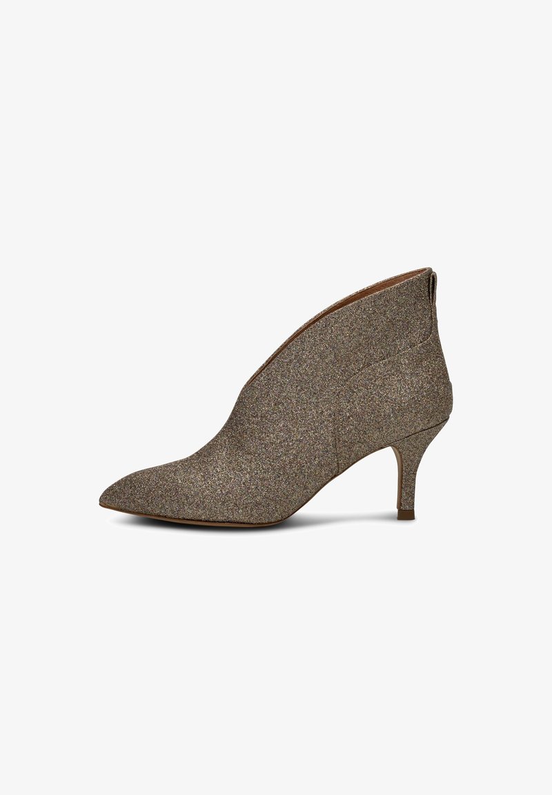 Bottines à bout pointu en tissu pailleté brun métallique. Caractérisées par un design épuré, un petit talon et une silhouette lisse sans fermetures visibles.