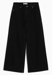 Pantalons en denim noir à jambes larges, avec un design classique à cinq poches, une fermeture à bouton sur le devant et une texture solide.