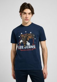 Lee SHORT SLEEVE ESSENTIAL GRAPHIC  - Printtipaita - rivet navy