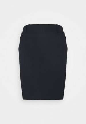 Zwarte kokerrok tot op de knie met ceintuurlussen en een getailleerd silhouet tegen een effen witte achtergrond.