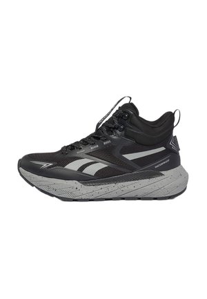 Zapatilla deportiva alta impermeable en negro y gris con suela gruesa moteada y cierre de cordones sobre fondo blanco.