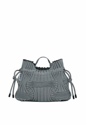 Grand sac à main en tissu rayé noir et blanc avec côtés froncés, poignées courtes et détail à cordon sur fond blanc.