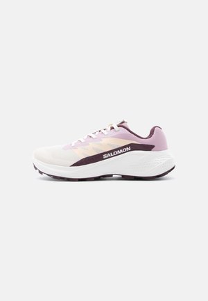Chaussure de sport Salomon rose clair et violette avec semelle et lacets blancs, vue de côté sur un fond blanc.