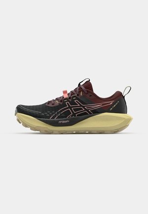 Zwarte en kastanjebruine trailrunning schoenen met een bovenwerk van mesh, roze accenten, een gestructureerde zool en een gele tussenzool. Voorzien van een veilig vetersysteem.