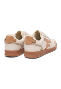 Zapatillas blancas con acentos de corcho, punta redonda, diseño de cordones, panel lateral texturizado y suela de corcho sostenible. Detalle de hardware en tono dorado.