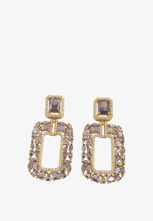 Orecchini in tonalità oro con gemme viola quadrate e rettangolari, accentuate da dettagli trasparenti, creando un design ornato e stratificato.