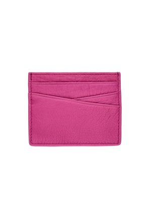 Lyserød læderkortholder med flere skrå kortlommer på en hvid baggrund.