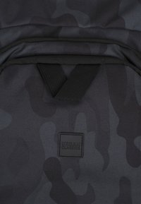 Urban Classics Sacchetto sportivo - black/dark camo/black