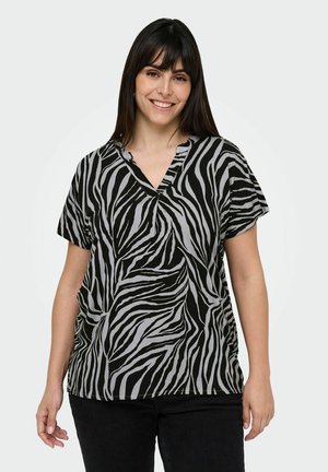 T-shirt à rayures zèbre noir et gris avec un col en V et des manches courtes. Tissu doux, coupe décontractée, motifs contrastants notables.