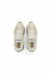 Sneaker beige e verde chiaro realizzate in suede e rete, punta arrotondata, lacci bianchi, suola nera e etichetta sulla linguetta a quadri.