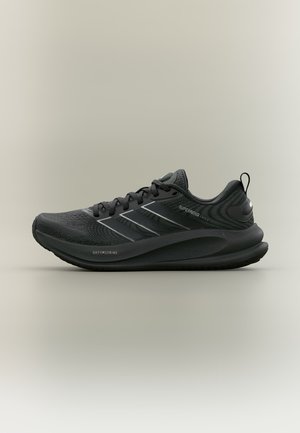Czarny but biegowy Adidas z amortyzującą podeszwą, sznurowanym designem oraz tekstem "Supernova" i "Dreamstrike" po boku na neutralnym tle.