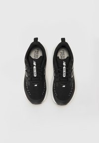 Chaussures de sport noires avec dessus en mesh, accents blancs, bout rond et lacets. Présente la marque "Fresh Foam" à l'intérieur et sur la languette.