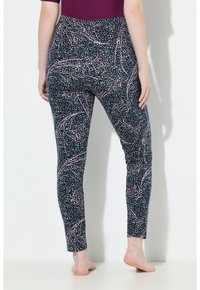 Leggings navy con un patrón floral en blanco y rosa, con una cintura alta y una forma ajustada. Fabricados en un tejido elástico.