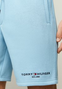 Tommy Hilfiger SMALL LOGO - Pantalones deportivos - sleepy blue